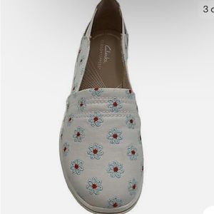Cloudsteppers by Clarks Floral Slip-On Shoes - White and Red